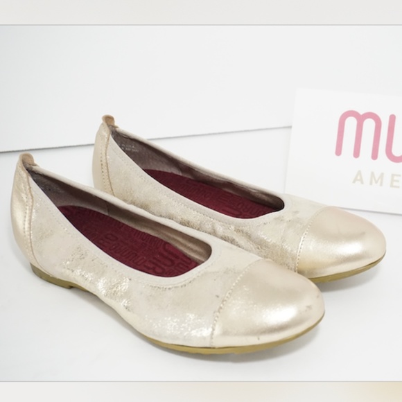 Munro Shoes - 🆕Munro Platinum Shimmer Closed Toe Wedge Gold
